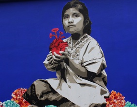 Ein Graffiti eines Mädchens mit einem Herz in der Hand