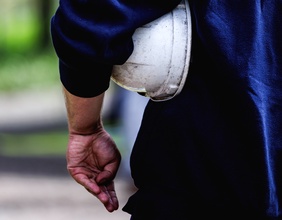 Schichtarbeiter: Mann mit Schutzhelm