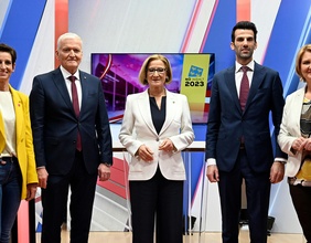Spitzenkandidatin Indra Collini, SPÖ-Spitzenkandidat Franz Schnabl, Landeshauptfrau Johanna Mikl-Leitner (ÖVP), FPÖ-Spitzenkandidat Udo Landbauer und Grünen-Spitzenkandidatin Helga Krismer