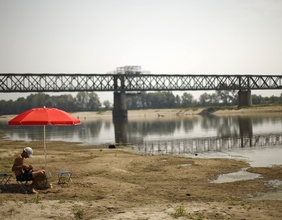 Sonnenschirm am Fluss Po