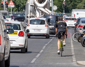 Fahrradfahrer und Autos in Wien