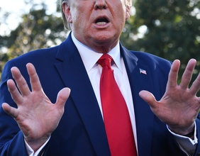 Donald Trump hält seine Handflächen schützend vor sich