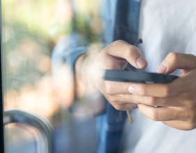 Jugendlicher mit Smartphone