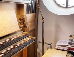 Eine Orgel und ein Stapel Bücher.
