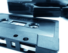 Musikkassette und Pistole