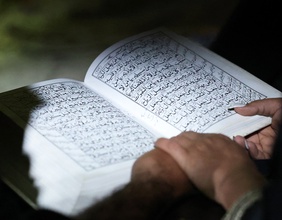 Aufgeschlagender Koran