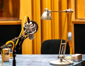 Hörspielaufnahmen, Lampe und Mikrofon