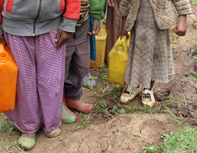 Äthiopische Kinder mit Wasser-Kanistern