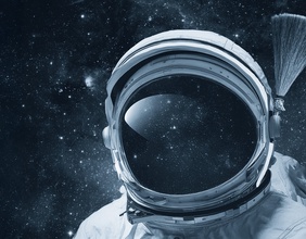 Astronaut mit Gamsbart am Helm