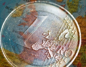 Eine Karte von Europa, darüber eine Ein-Euromünze