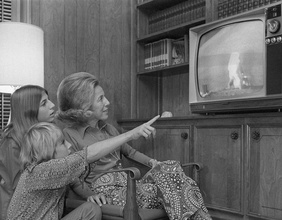 Historisches Fotos von Menschen beim Betrachten der TV-Übertragung der Mondlandung