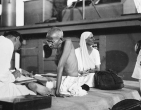Madeleine Slade auf einem Boot mit Gandhi 