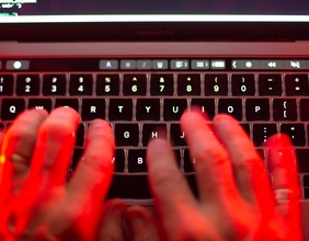 Tastatur eines Laptops in rotem Licht