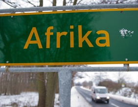 Straßenschild mit der Aufschrift "Afrika"