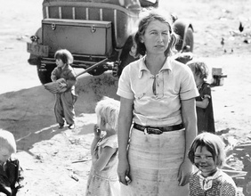 Eine Mutter aus Oklahoma mit ihren fünf Kindern, Nähe Fresno in Kalifornien, 1937.