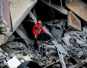 Ein Bub steht in den Trümmern eines Hauses nach einem Bombenangriff in Gaza City
