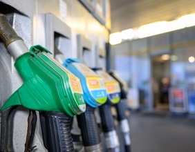 Zapfsäulen an moderner Tankstelle