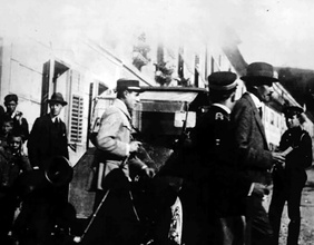 Das Bild zeigt die Interalliierte Kommission in Bleiburg beim Verlassen eines Gebäudes, 10. Oktober 1920