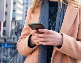 Frau mit Smartphone im Freien