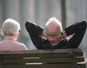 Zwei ältere Personen auf einer Parkbank