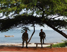 Kolumbianische Soldaten am Strand