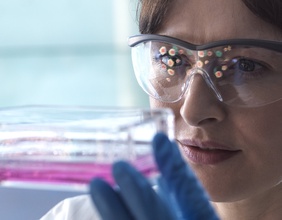 Wissenschaftlerin im Labor