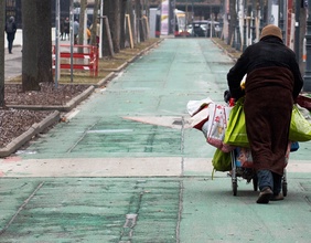 Obdachloser Mensch mit Wagerl
