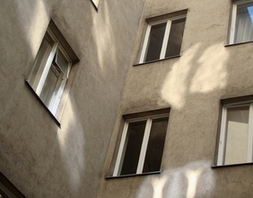 Häuserfront mit Fenstern, altes Gebäude unter Denkmalschutz