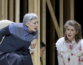 Michaela Schuster (Madame de Croissy) und Nicole Car (Blanche) während einer Fotoprobe des Stücks "Dialogues des Carmélites" an der Wiener Staatsoper. 