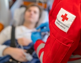 Ein Sanitäter versorgt einen Patienten im Rettungswagen