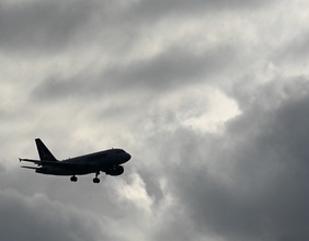 Ein Flugzeug fliegt durch dichte Wolken.