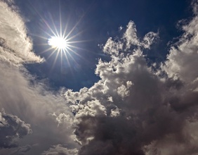 Sonne zwischen den Wolken