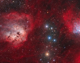 Kaulquappen-Nebel und Flaming Star Nebel (Flammender-Stern-Nebel) Deep-Sky-Weitwinkelaufnahme zeigt zwei prominente Emissionsnebelkomplexe im Sternbild Fuhrmann.