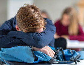 Schlafender Bub in einer Schulklasse