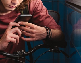 Junger Mann am Smartphone, Handy