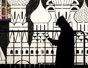 Passant vor einem Kartonmodell der Moskauer Basiliuskathedrale
