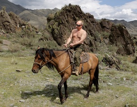 Wladimir Putin mit einem nackten Oberkörper auf einem Pferd