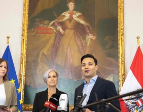  WIEN, OESTERREICH - MAI 28: Bundesministerin fuer Europa, Integration und Familie im Bundeskanzleramt Claudia Plakolm (OeVP), Bundesministerin fuer Justiz Anna Sporrer (OeVP) und Abgeordneter zum Nationalrat und Klubobmann Yannick Shetty (NEOS) beim Doorstep - vor und Pressefoyer nach dem Ministerrat der Bundesregierung im Bundeskanzleramt