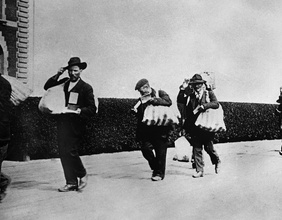 Auswanderer um 1920 bei der Ankunft in New York