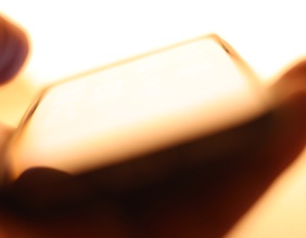 Eine Hand hält ein Smarthone