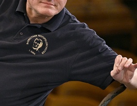 Christian Thielemann in einem T-Shirt des Bayreuther Festspielorchesters
