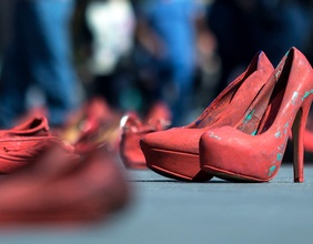 Kunstinstallation mit roten Schuhen, zerkratzte High Heels