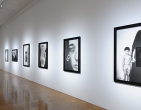 Ausstellungsansicht, Shirin Neshat "Frauen in Gesellschaft", 2018