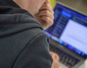 Mann vor Laptop
