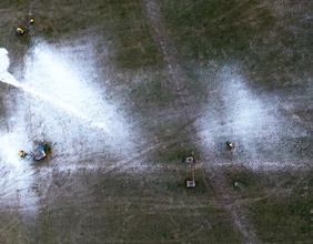 Grüne Schneepiste mit Schneekanonen