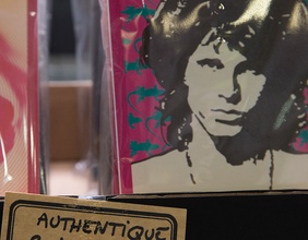  Jim Morrison auf einer Platte in einem Souvenir Shop.