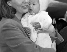 Eine Frau übernimmt am Flughafen ein Baby