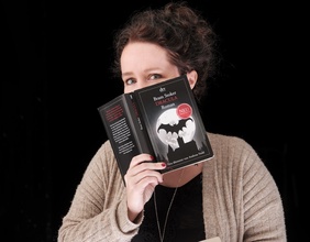 Julia Reuter mit einer Ausgabe von Stokers "Dracula"