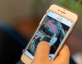 Tinder-App auf dem Handy