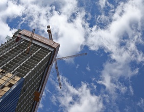 Donau City Tower, Wolken und Baukran